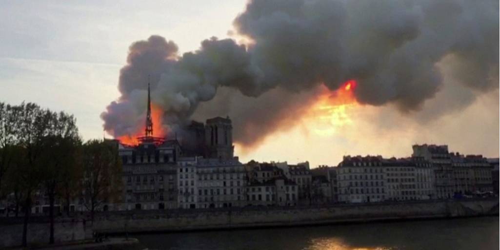 У Парижі горить собор Нотр-Дам (Фото: REUTERS / Benoit Tessier)
