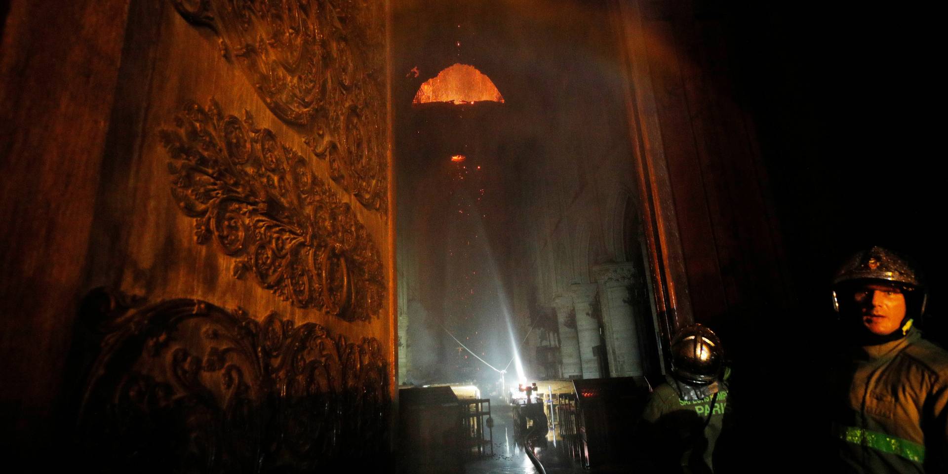 Для гасіння пожежі мобілізовано 400 рятувальників (Фото: REUTERS/Philippe Wojazer)