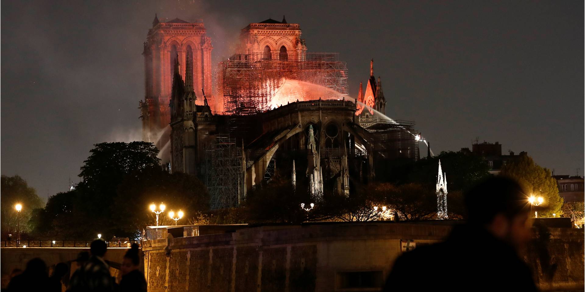 Утром 16 апреля пожар удалось потушить (Фото: REUTERS/Benoit Tessier)