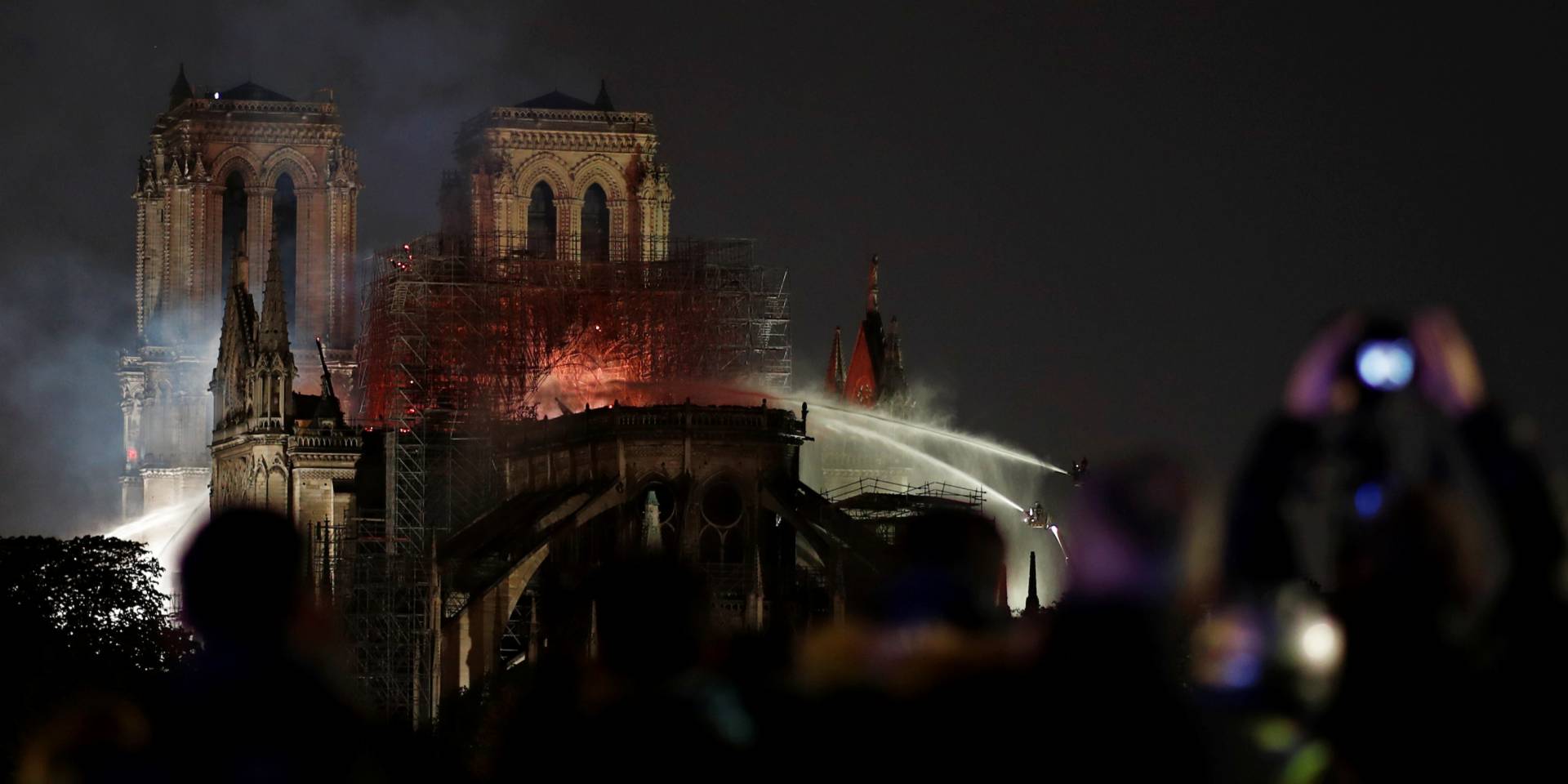 Объявлен сбор средств на восстановление собора Нотр-Дам (Фото: REUTERS/Benoit Tessier)