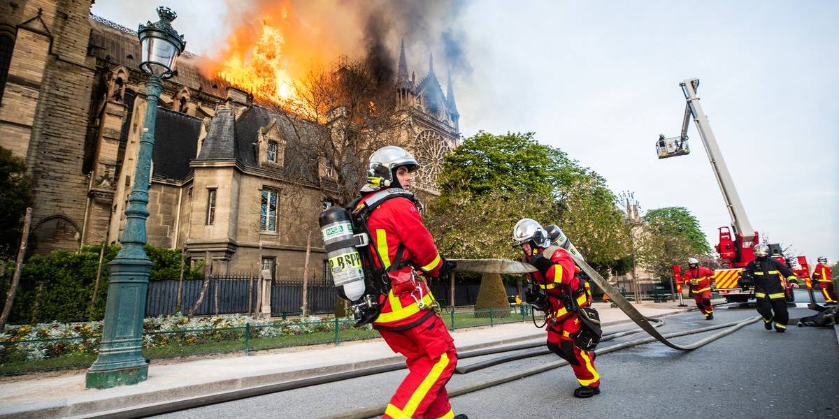 Станом на ранок 16 квітня, пожежу в соборі вдалося загасити (Фото: Brigade de sapeurs-pompiers de Paris)