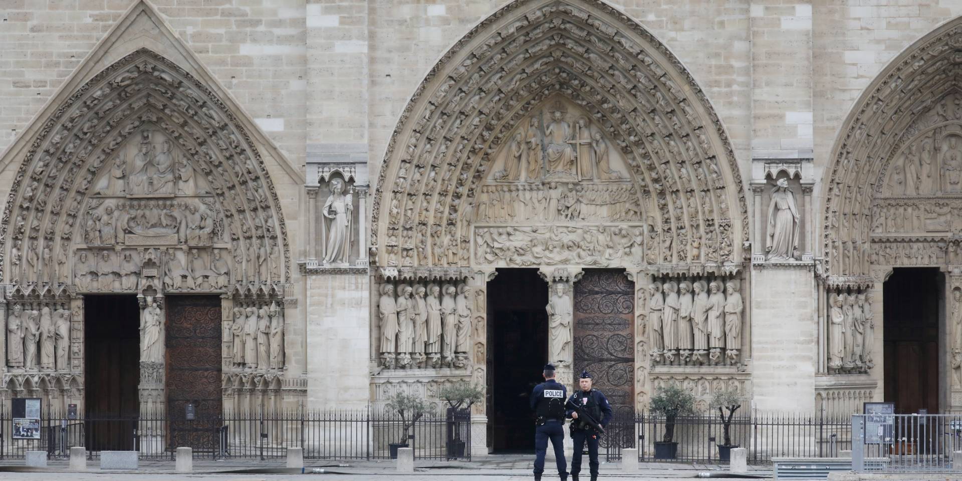 Пожарные предотвратили обрушение собора Парижской Богоматери (Фото: Ludovic Marin/Pool via REUTERS)