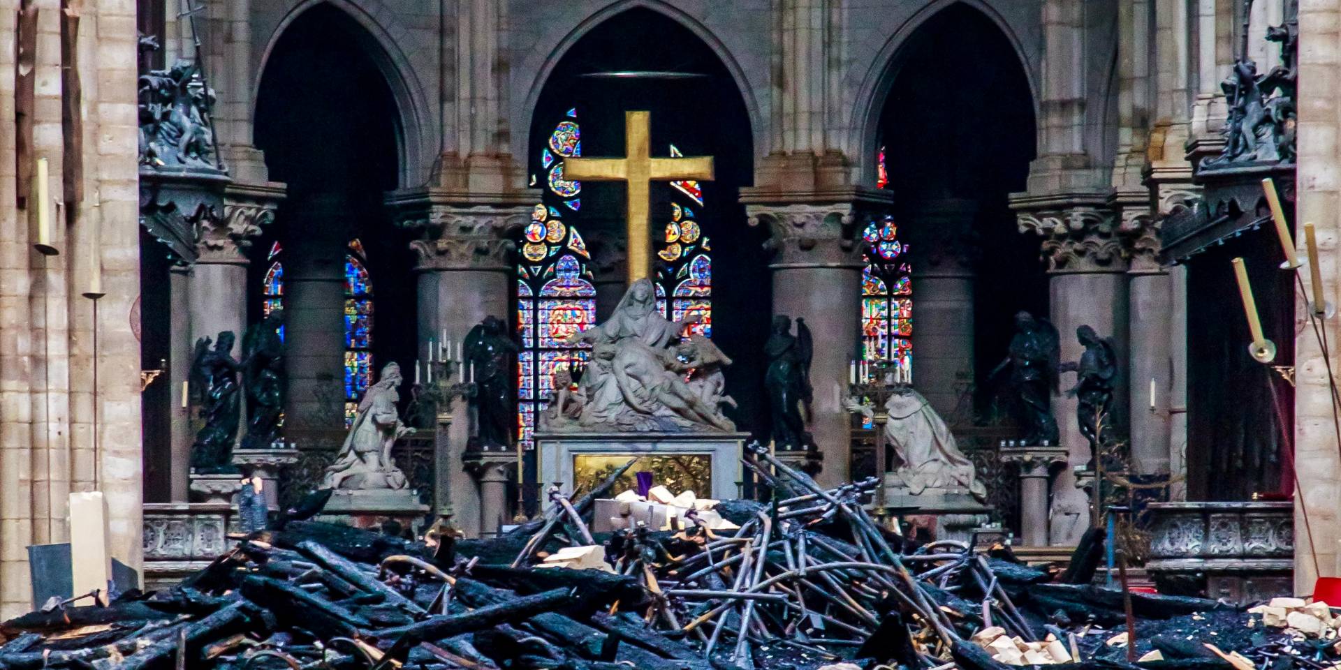 Шпиль пошкодив головний вівтар собору (Фото: Christophe Petit Tesson / REUTERS)