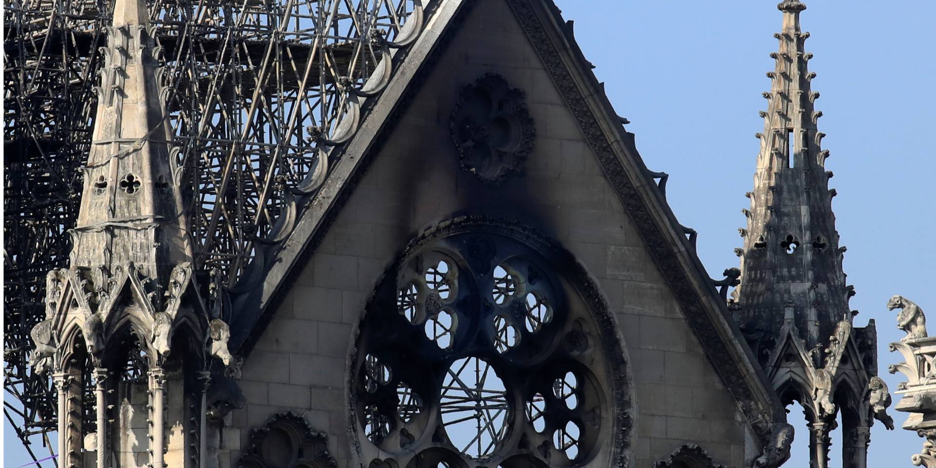 За два дня на восстановление собора Нотр-Дам собрали миллиард евро (Фото: REUTERS/Gonzalo Fuentes)