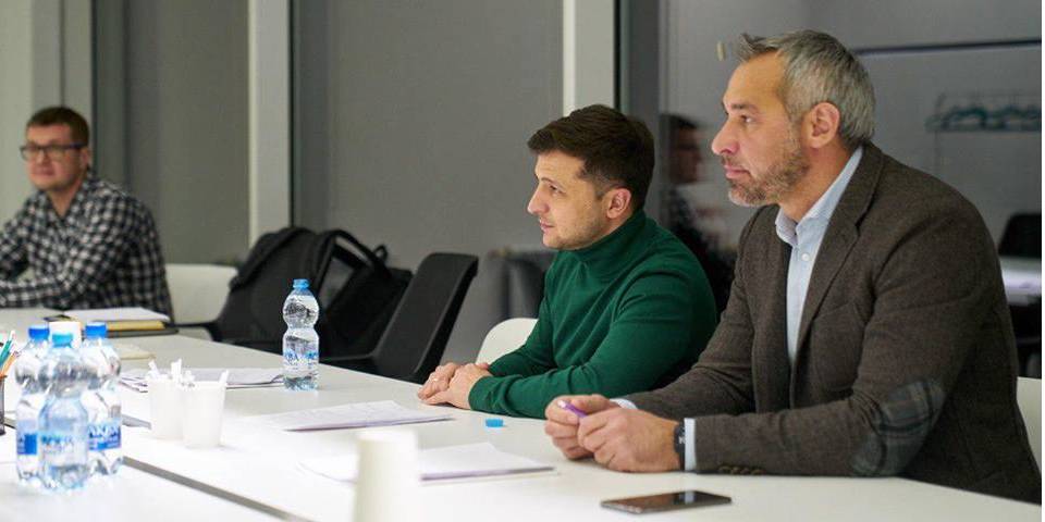 Владимир Зеленский избегает общения с журналистами (Фото: Команда Зеленського / Facebook)