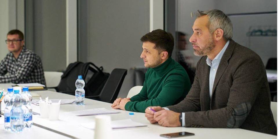 Володимир Зеленський уникає спілкування з журналістами (Фото: Команда Зеленського / Facebook)