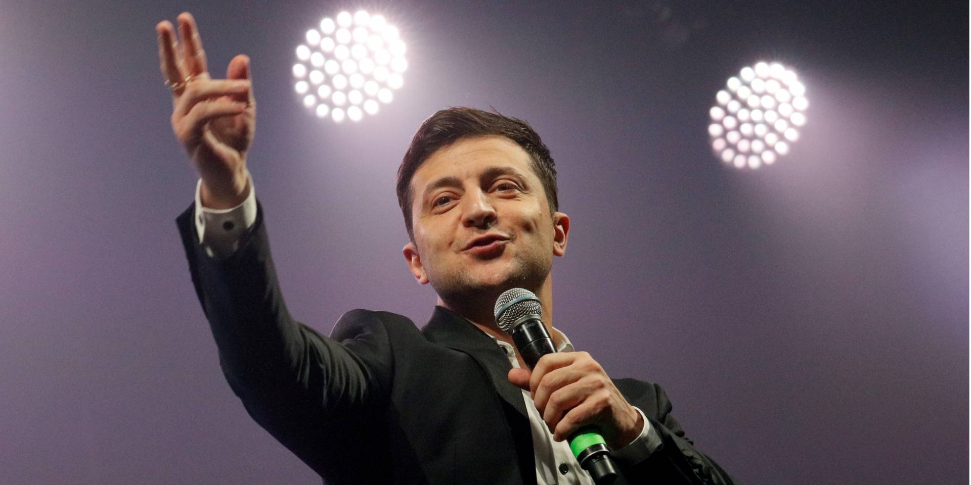 Зеленский признал, что его команда рассматривает вариант досрочных выборов в парламент (Фото: REUTERS/Valentyn Ogirenko)