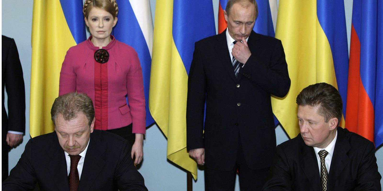 Подписание контракта между Газпромом и Нафтогазом в 2009 году. Олег Дубина слева внизу (Фото: Reuters)