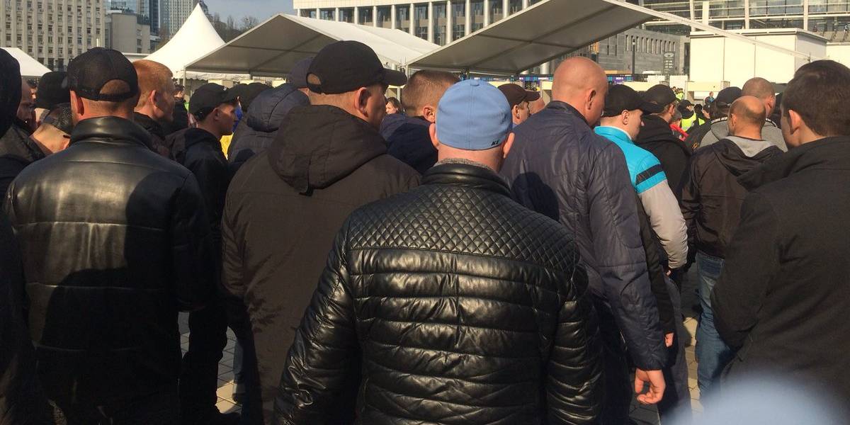 Под Олимпийским собрались несколько десятков 