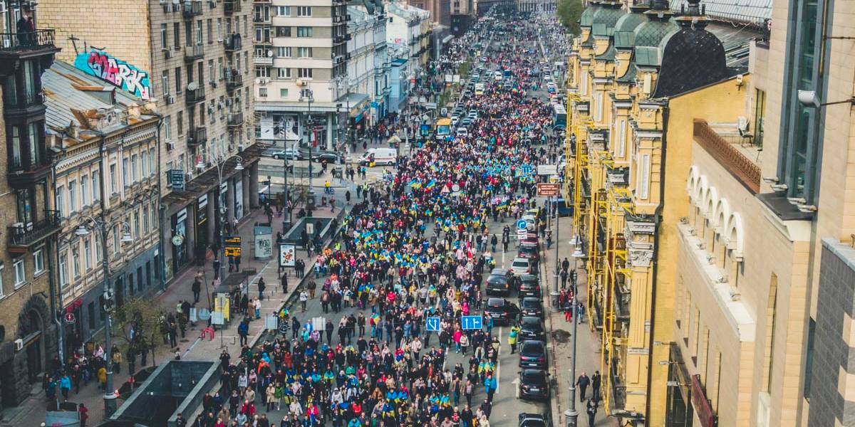 Прихильники Порошенка зібралися на Майдані, а після рушили до Олімпійського (Фото: інформатор)
