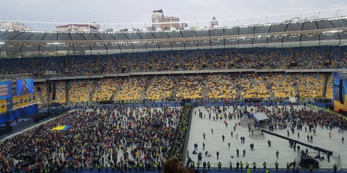 На Олимпийском собирается все больше людей (Фото: Кристина Бердинских / НВ)