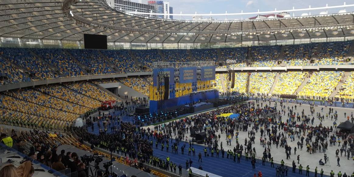 На Олімпійському збирається все більше людей (Фото: Крістіна Бердинських / НВ)