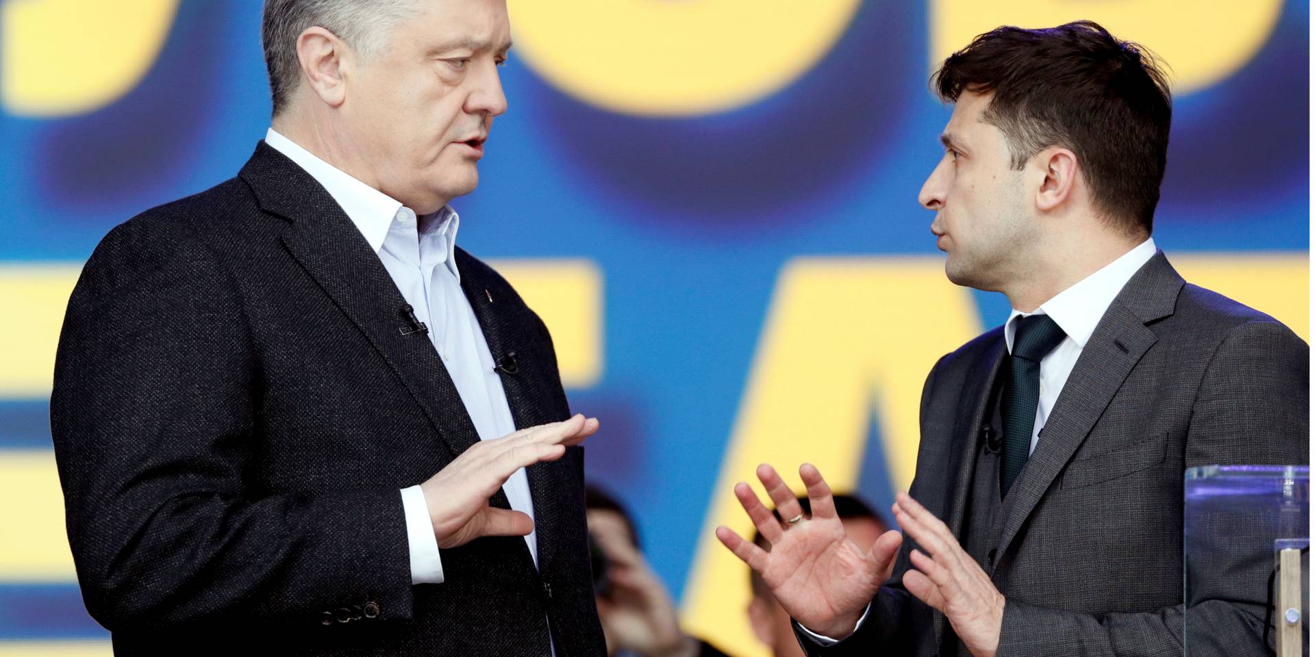 Петр Порошенко и Владимир Зеленский во время дебатов на Олимпийском (Фото: REUTERS / Valentyn Ogirenko)