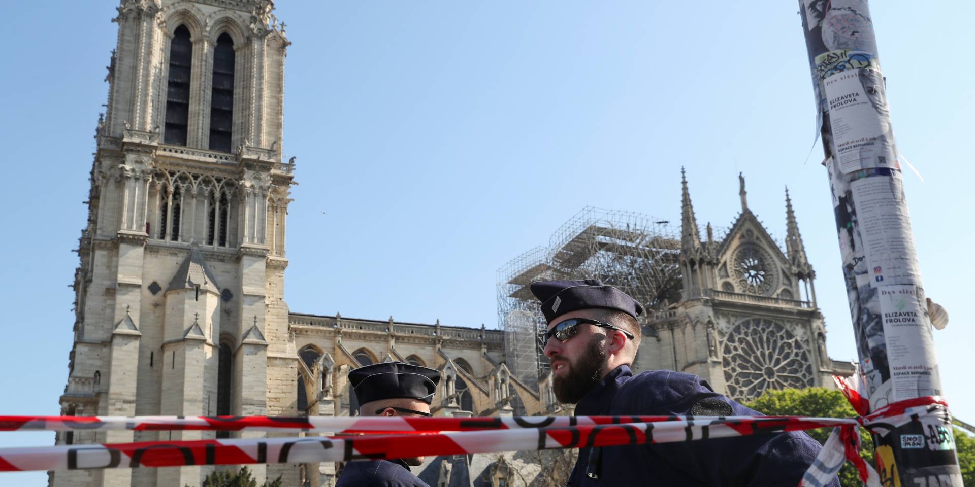 Очаг возгорания в Соборе Парижской Богоматери находился возле шпиля (Фото: REUTERS/Yves Herman)