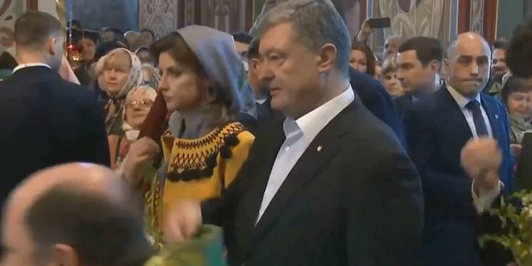 Порошенко пришел в Михайловский собор вместе с семьей (Фото: скрин видео Петр Порошенко)