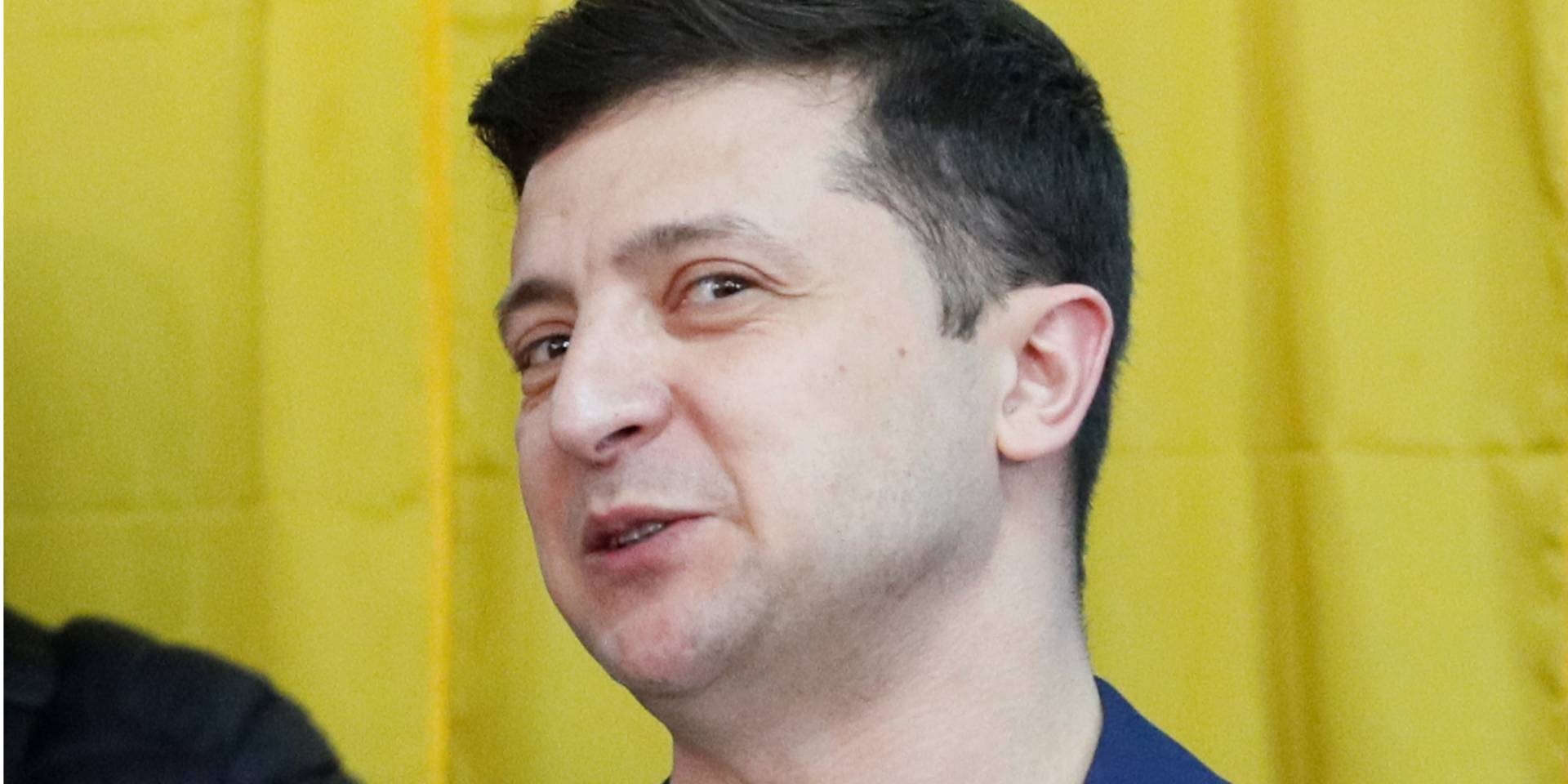 У штабі Зеленського заявили, що він показав бюлетень на прохання журналістів (Фото: REUTERS / Valentyn Ogirenko)