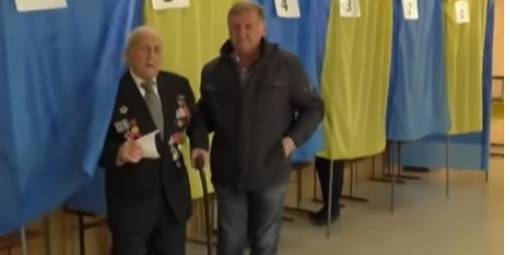 99-летний черниговец Михаил Едомаха самостоятельно проголосовал на выборах (Фото: UA: Чернигов)