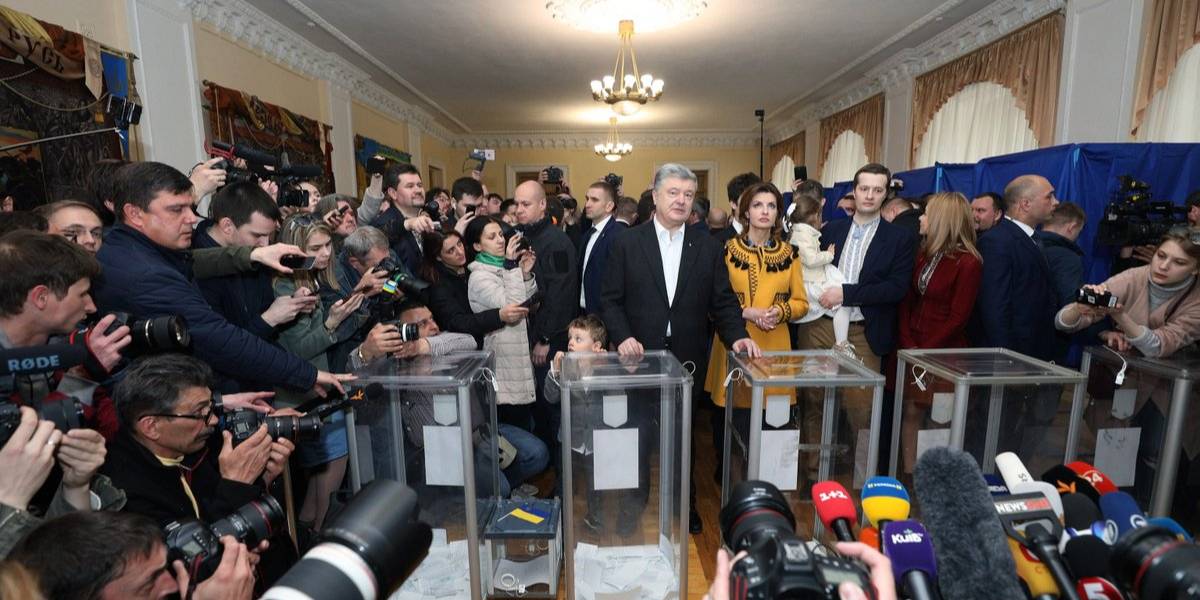 Петр Порошенко во время голосования 21 апреля (Фото: poroshenko / Twitter)