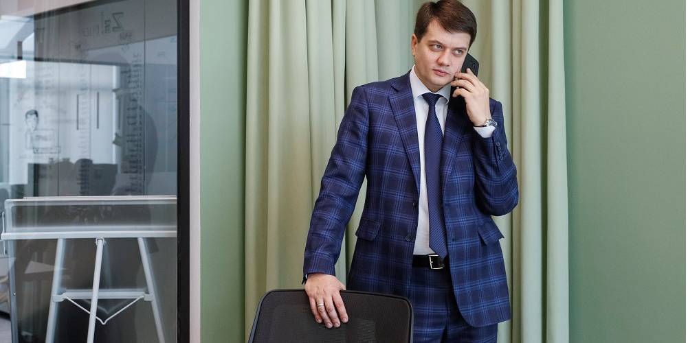 Команда Зеленского начала комментировать непопулярные вопросы после второго тура выборов (Фото: Valentyn Ogirenko/Reuters)