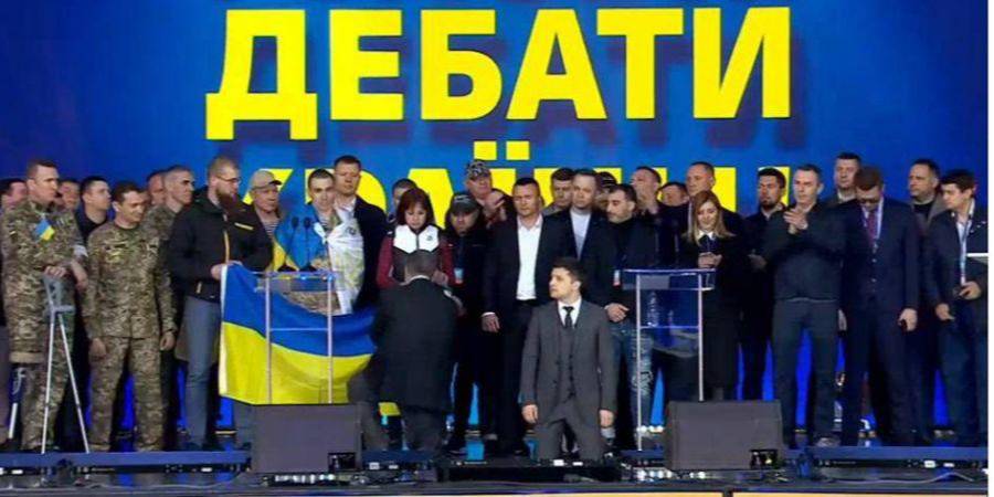 Петр Порошенко и Владимир Зеленский встали на колени (Фото: Youtube/Скриншот/1 + 1)
