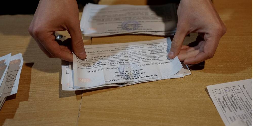 У рідному селі Степана Бандери проголосували 474 людини (Фото: Gleb Garanich / Reuters)