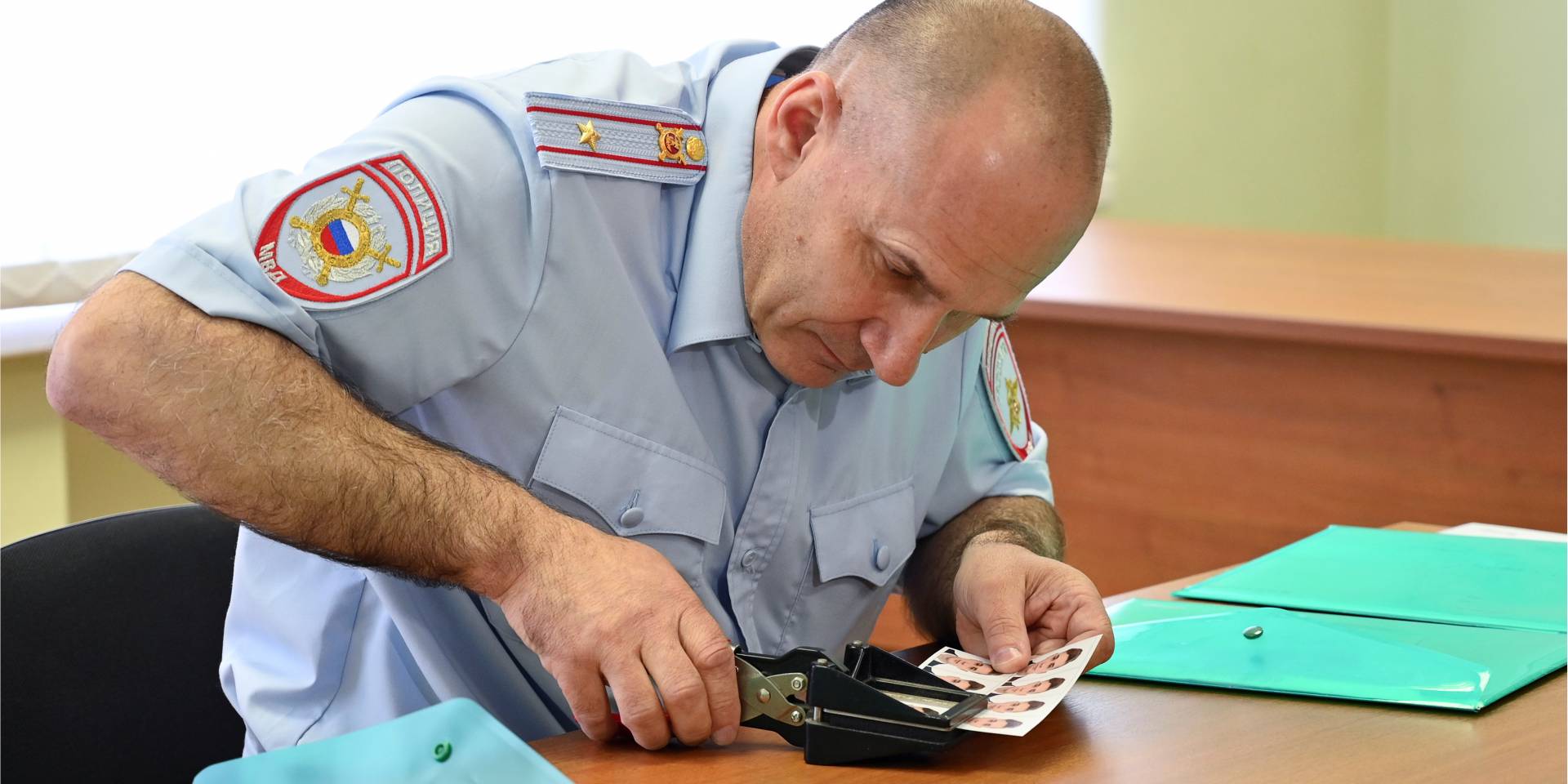 Усі українські посольства повідомлять про “паспортну агресію” Росію (Фото: REUTERS/Sergey Pivovarov)