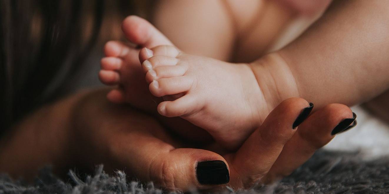 День матері в Україні: дата і історія свята (Фото: Unsplash/Alex Pasarelu)