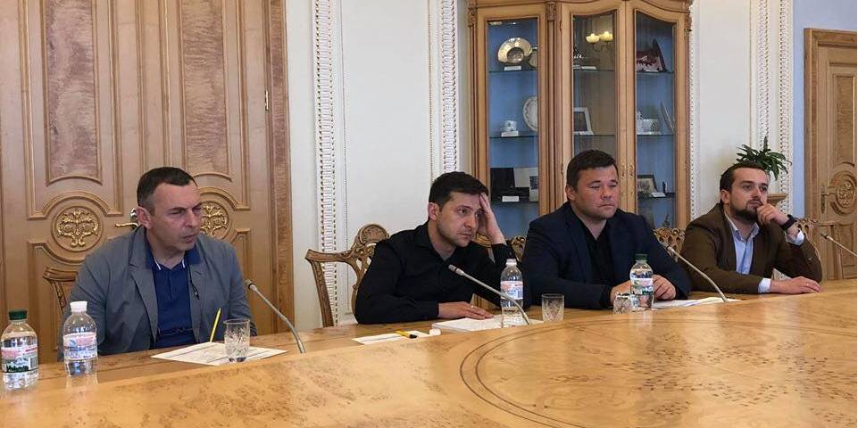 Сергій Шефір (перший ліворуч) 4 травня на зустрічі Володимира Зеленського з парламентськими фракціями (Фото: Андрій Тетерук)