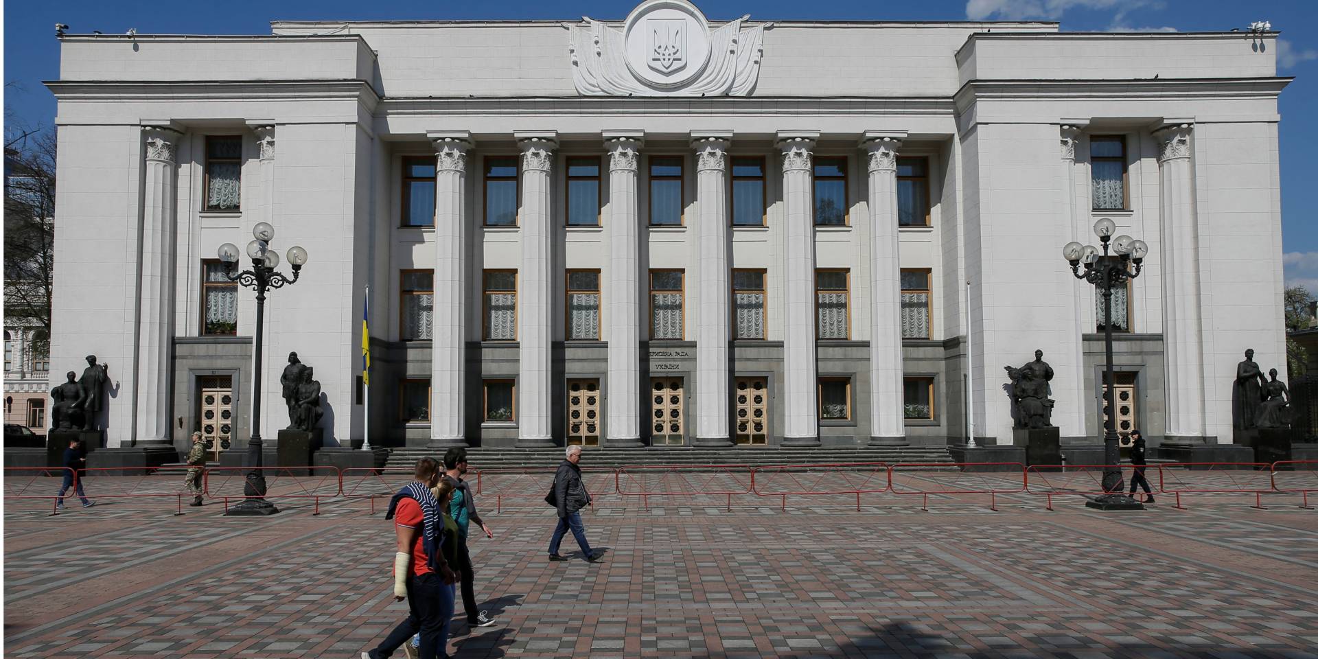 До парламенту було внесено кілька проектів постанов про дату церемонії (Фото: REUTERS / Valentyn Ogirenko)
