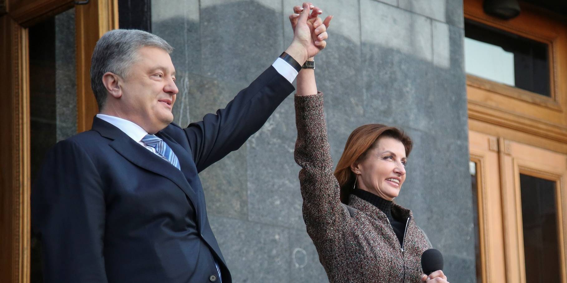 Петро Порошенко разом з дружиною Мариною (Фото: REUTERS / Viacheslav Ratynskyi)