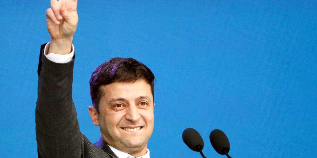 Черный костюм — знак траура (Фото: REUTERS / Valentyn Ogirenko)