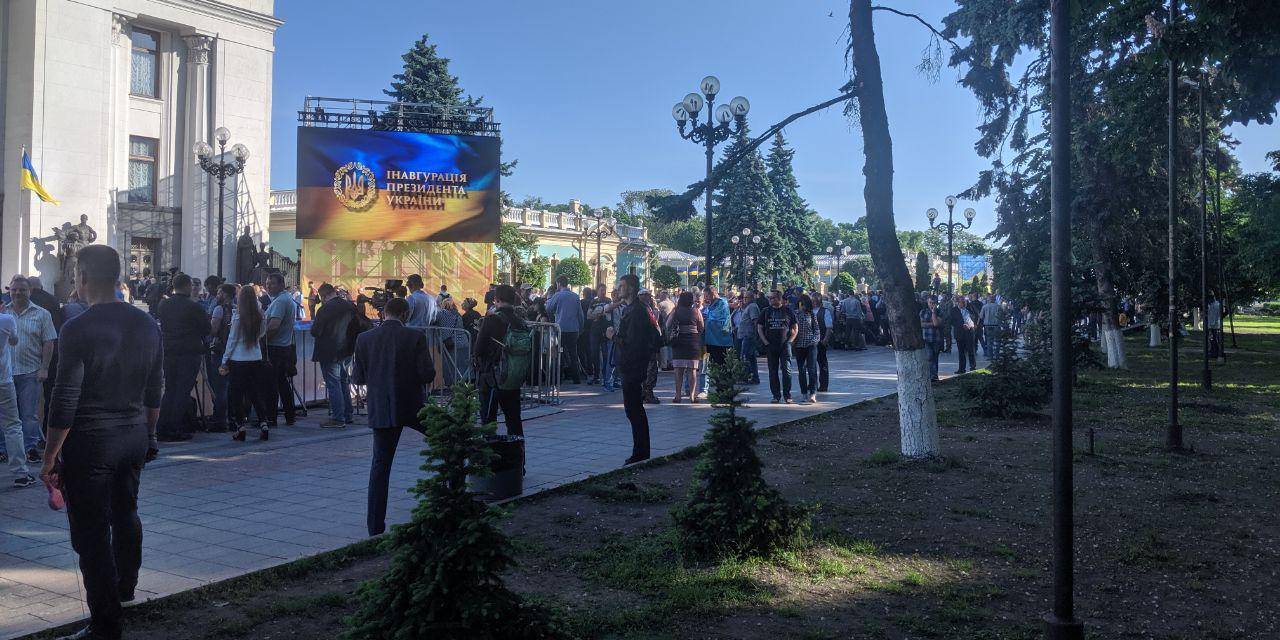 Люди пришли посмотреть на инаугурацию Зеленского (Фото: Тимур Филоненко/НВ)
