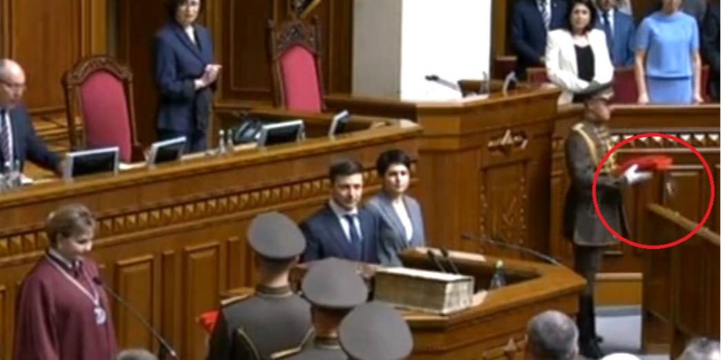 Посвідчення повернув на місце хтось із депутатів (Фото: Скріншот з відео 5 каналу)