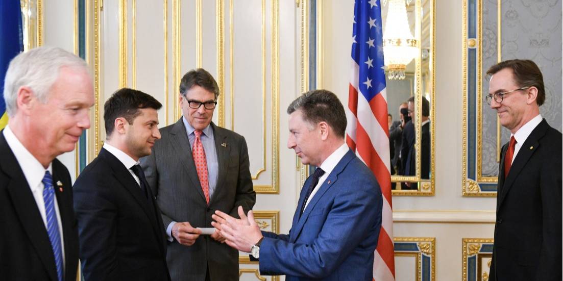 Володимир Зеленський спілкується із представниками делегації США, які прибули на його інавгурацію (Фото: president.gov.ua)