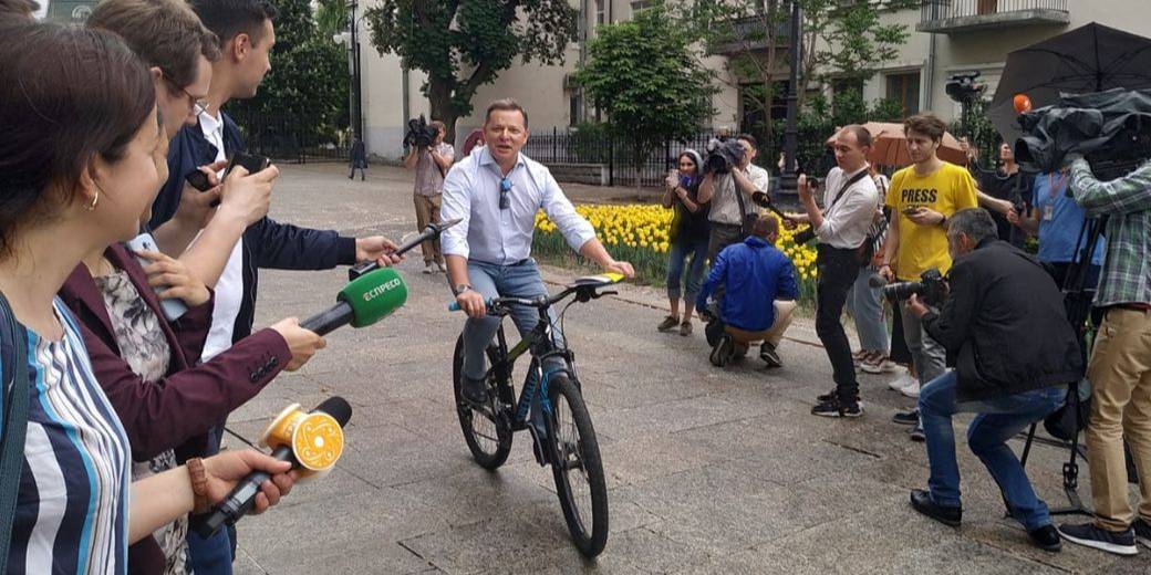 Під'їхавши до АП, Ляшко поцікавився, де знаходиться стоянка для велосипедів (Фото: Катерина Пешко / Радіо НВ)