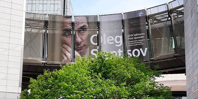 Банер з фотографією Олега Сенцова на будівлі Європарламенту у Брюсселі (Фото: Release Oleg Sentsov / Звільніті Олега Сенцова via Facebook)