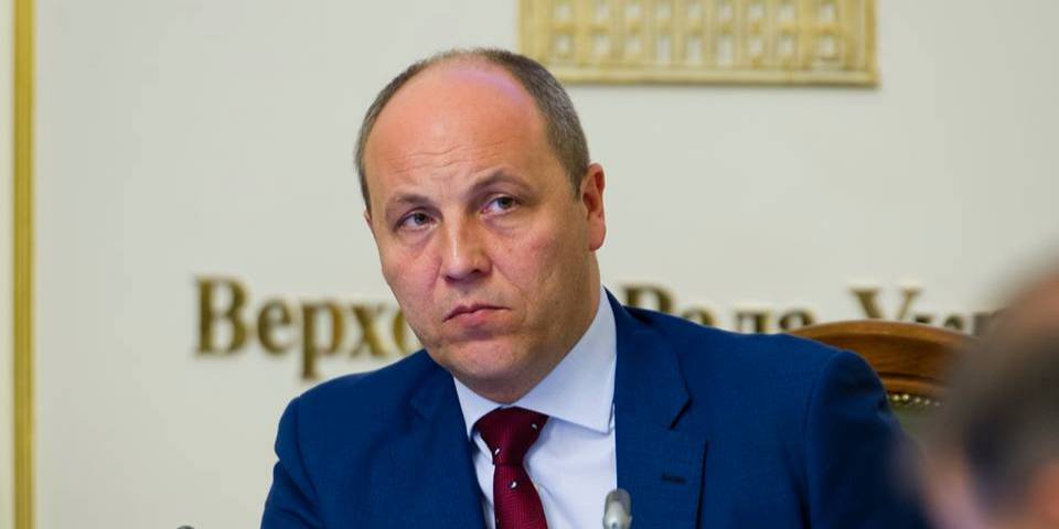 Парубій не став уточнювати в чому саме полягає «грубе порушення Конституції» (Фото: Alexandr Senko via Facebook)