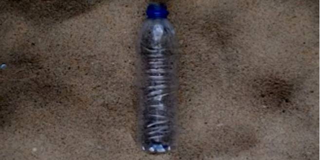 Пляшка буде розкладатися 450 років (Фото: Скріншот)