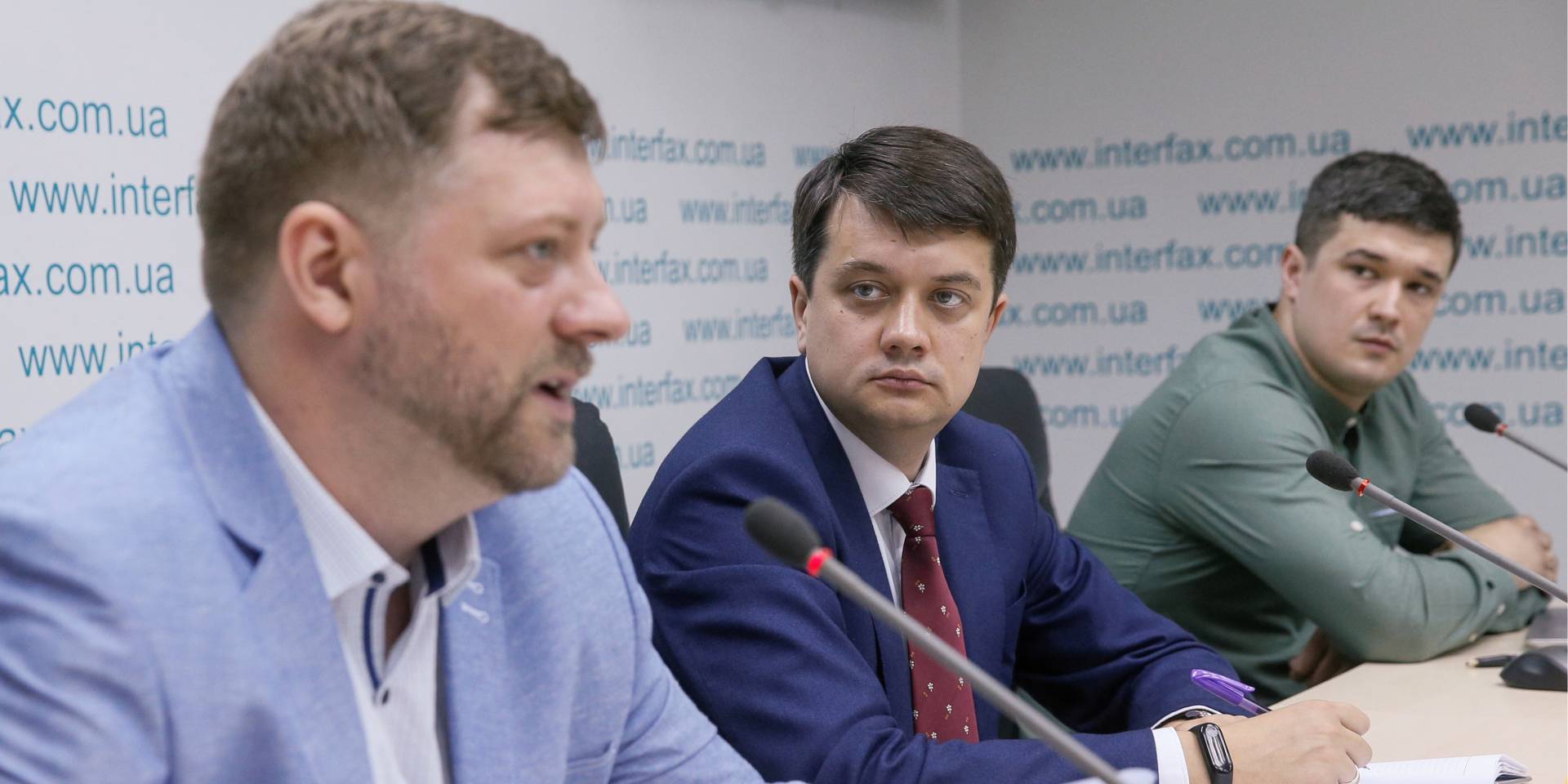 Александр Корниенко, Дмитрий Разумков и Михаил Федоров (слева направо) на пресс-конференции 27 мая (Фото: REUTERS / Valentyn Ogirenko)