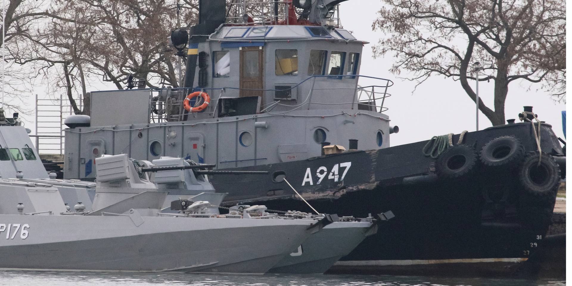 25 листопада 2018 року в районі Керченської протоки ФСБ РФ незаконно захопило українські судна і моряків (Фото: REUTERS/Pavel Rebrov/File Photo)