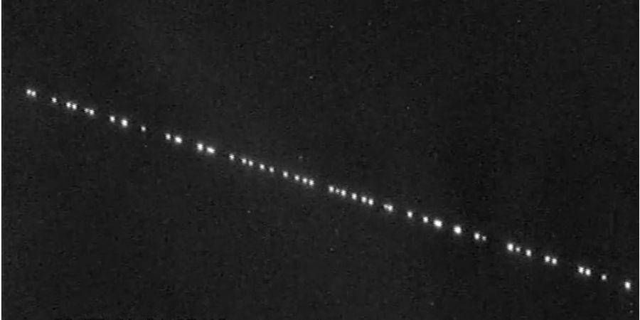 Спутники SpaceX Starlink станут помехой для телескопов (Фото: Marco Langbroek/SatTrackBlog)