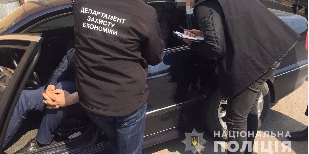 23 апреля председателя Коростенской РГА задержали во время получения взятки (Фото: Пресс-служба полиции)