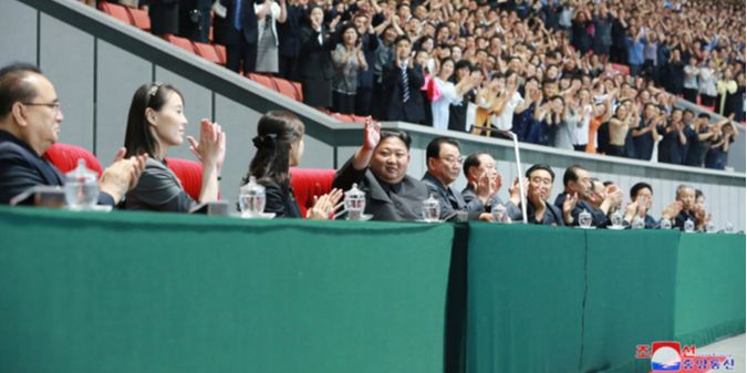 Ким Е Чен (вторая слева) появилась на публике после 52 дней отсутствия (Фото: kcna. kp)