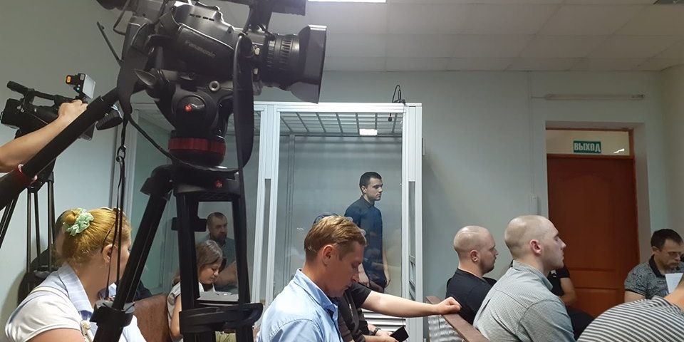 Суд у справі Гандзюк, за склом один з обвинувачених Микита Грабчук (Фото: Melnychuk Vladyslav via Facebook)