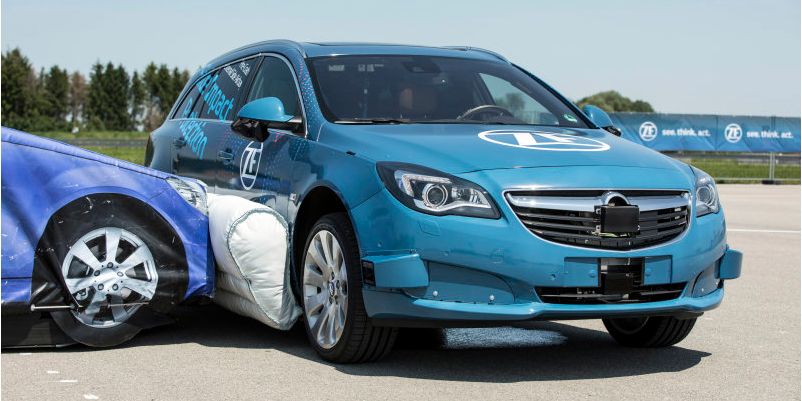 На авто начнут устанавливать внешние подушки безопасности (Фото: ZF)