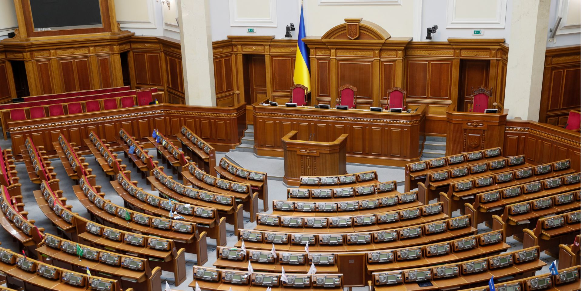 Самовисуванці можуть подавати документи на реєстрацію до ЦВК до 20 червня (Фото: REUTERS/Valentyn Ogirenko)