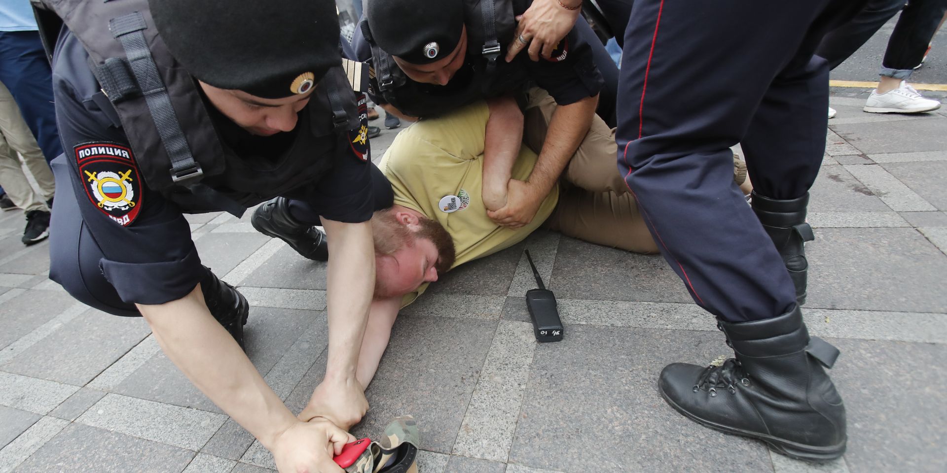 Силовики применяли против участников митинга грубую силу и спецсредства (Фото: REUTERS/Maxim Shemetov)