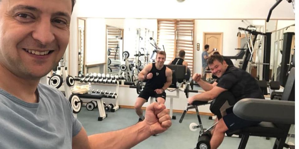 Володимир Зеленський та глава АП Андрій Богдан (крайній праворуч) у спортзалі на Банковій (Фото: Володимир Зеленський via Facebook)