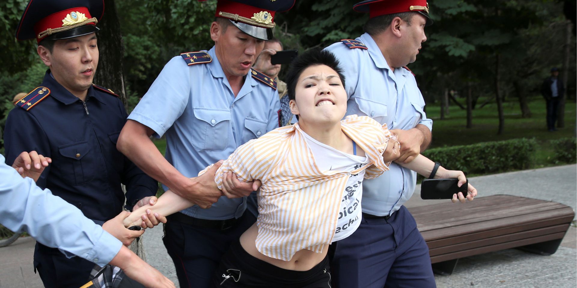 Полиция задерживает участницу акции протеста против результатов выборов в Алматы 12 июня (Фото: REUTERS / Pavel Mikheyev)