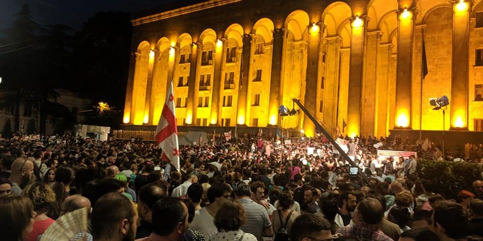 Митингующие штурмуют здание парламента (Фото: David Kiziria/Facebook)